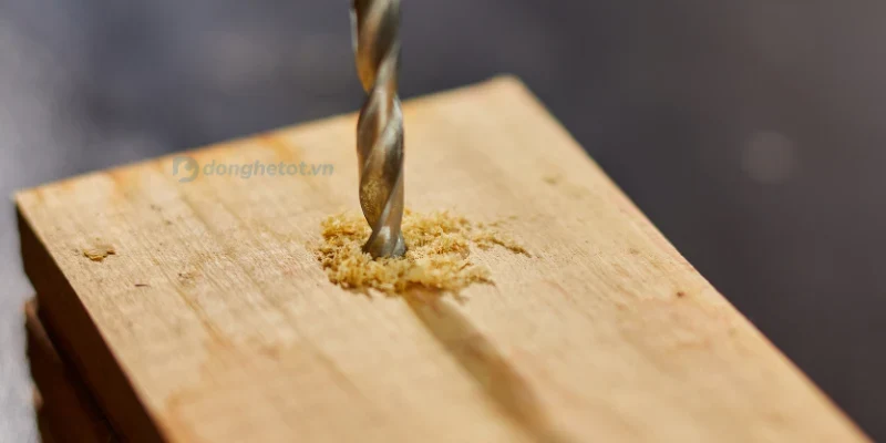 Cách lấy mũi khoan bị kẹt trong vật liệu – Hiệu quả, an toàn 3 Mui khoan ket vao go 1
